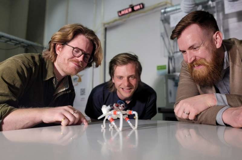 AMOLF研究团队发明新软体机器人 可以行走、跳跃和游泳